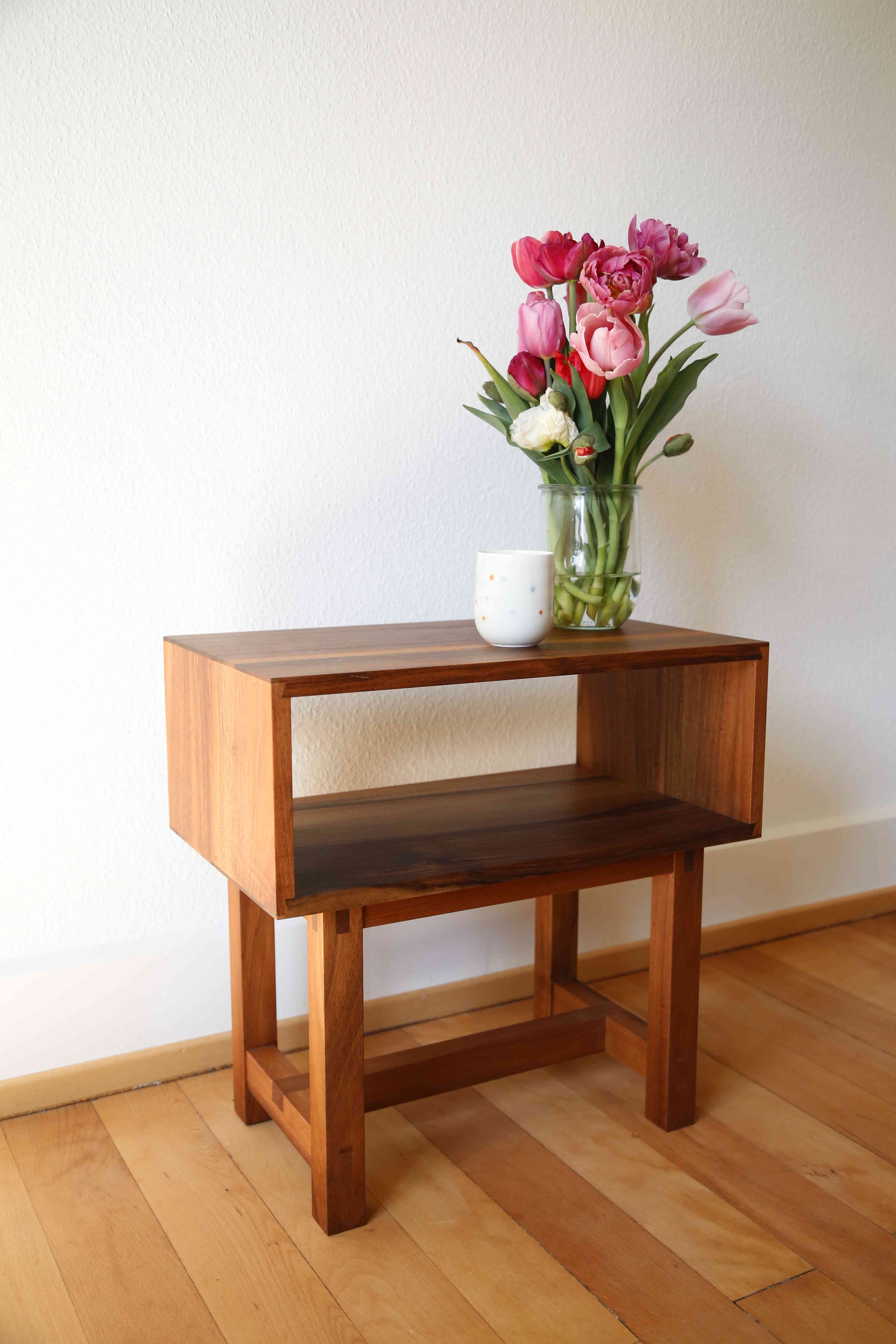 nachttisch proto nuss